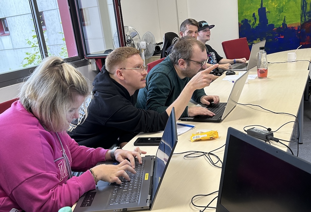 Teilnehmer aus der Schulung arbeiten am Rechner